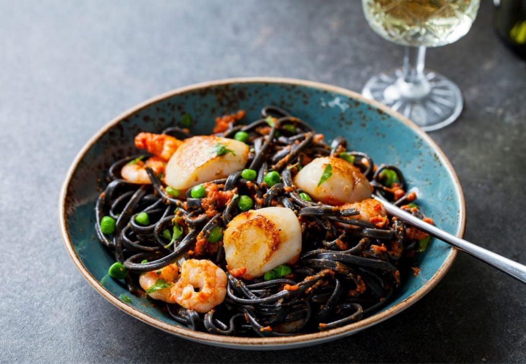 noodles from squid ink with scallops