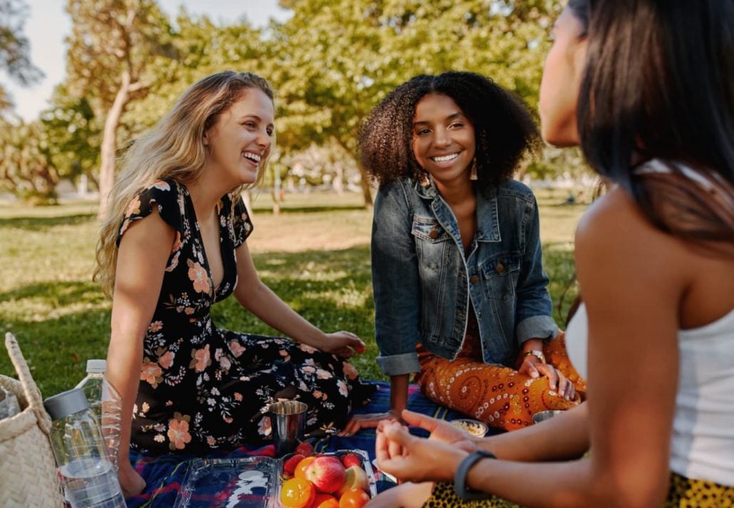 un grupo de chicas están hablando en un parque