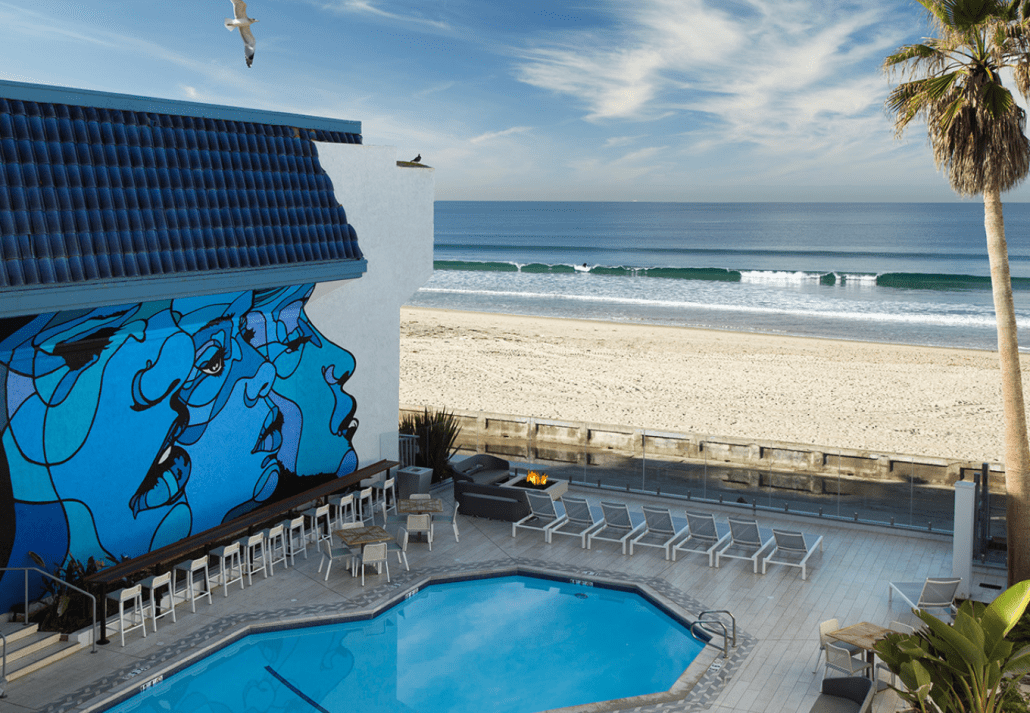 Swimming pool of the Wayfarer San Diego Hotel, San Diego, California.